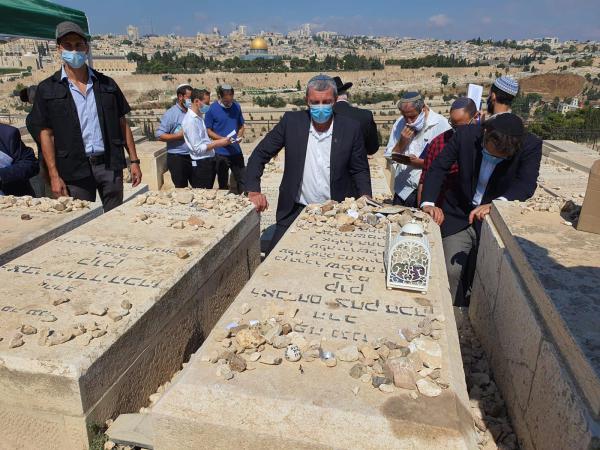 השר פרץ, באזכרה לרב קוק: "להניף את דגל האמונה"