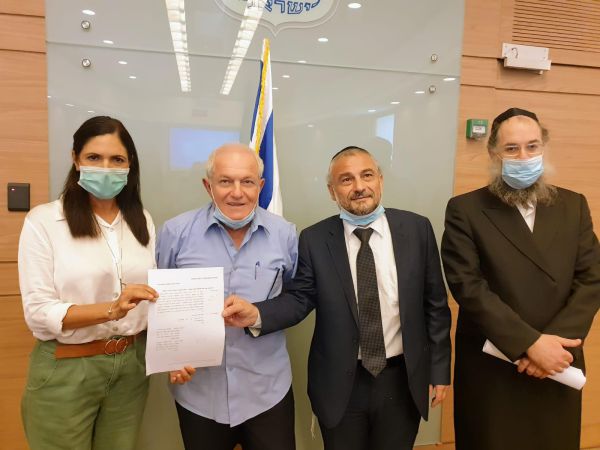 אושר: חובה לפרסם פערי שכר בין עובדים לעובדות