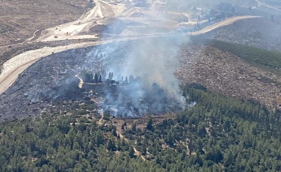 צוותי כיבוי נאבקו בשריפה בסמוך למחסום תרקומיא