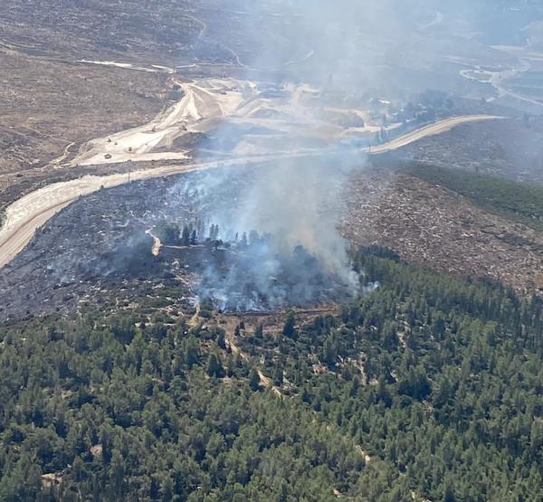 צוותי כיבוי נאבקו בשריפה בסמוך למחסום תרקומיא