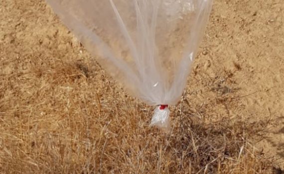 הטרור נמשך: בלון נפץ מעזה נחת בסמוך לנתיבות