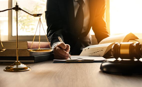 חנוך עוז: היועמ"ש מבצעת אכיפה סלקטיבית