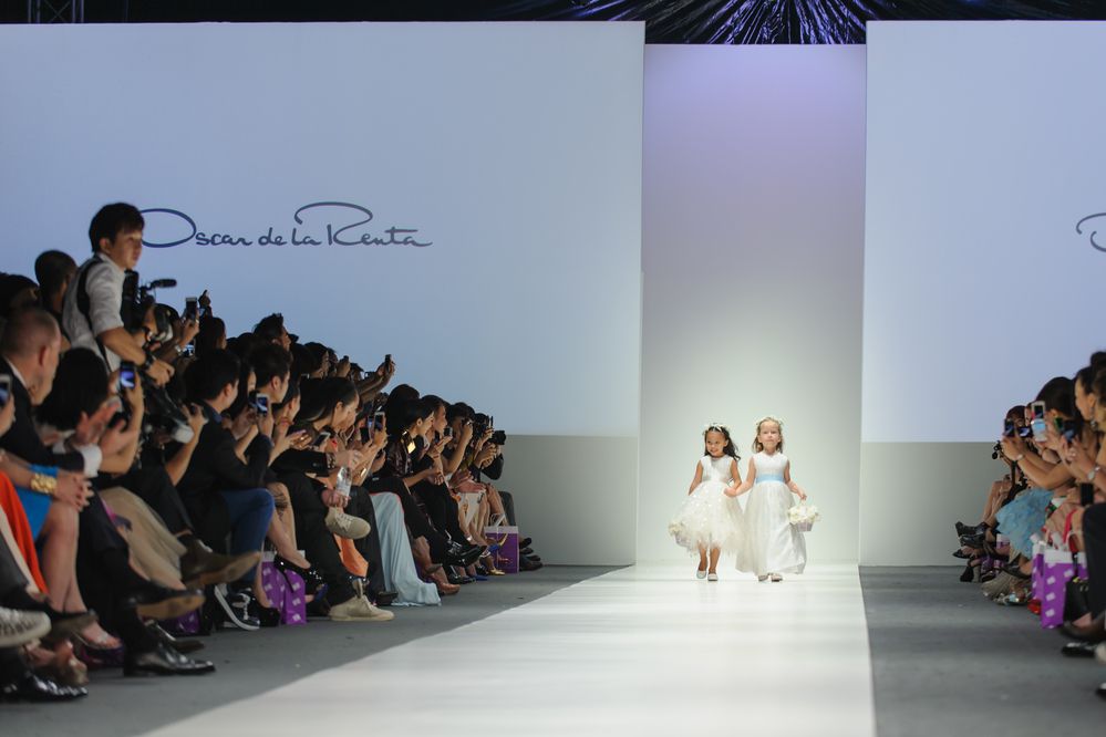 מסיבות גן מחליפות את הגאלות: אוסקר דה לה רנטה מציג את קולקציית הריזורט לאביב 2021