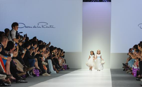 מסיבות גן מחליפות את הגאלות: אוסקר דה לה רנטה מציג את קולקציית הריזורט לאביב 2021