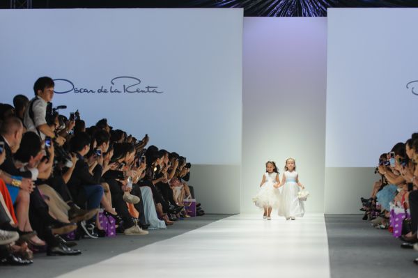 מסיבות גן מחליפות את הגאלות: אוסקר דה לה רנטה מציג את קולקציית הריזורט לאביב 2021