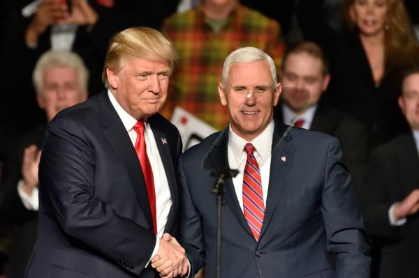 דיווח בארה"ב: האם טראמפ ידיח את סגן הנשיא?