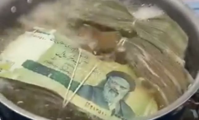  צפו: האיראנים מרתיחים כסף כדי להיפטר מהקורונה