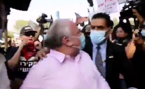 צפו: אמסלם הוקף במפגינים וחולץ באמצעות מאבטחים