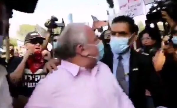 צפו: אמסלם הוקף במפגינים וחולץ באמצעות מאבטחים