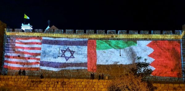 שלום ב-3 שפות בעיריית ת"א; 4 דגלים על החומות