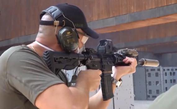 צפו: השר אוחנה יורה בנשק במהלך תרגיל ימ"מ מרהיב