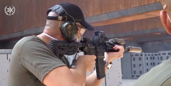 צפו: השר אוחנה יורה בנשק במהלך תרגיל ימ"מ מרהיב