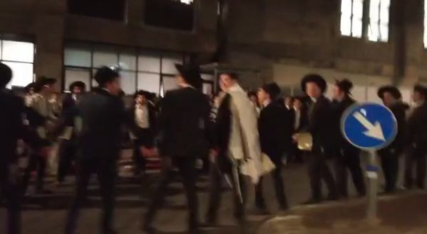 אלפי חרדים חוזרים לביתם באמתלה של "הפגנה". צפו