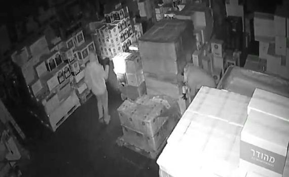 2 בדואים גונבים אלכוהול בשווי 400,000 ש"ח. צפו