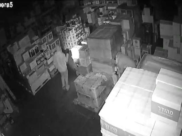 2 בדואים גונבים אלכוהול בשווי 400,000 ש"ח. צפו