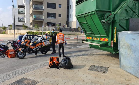 פח מוטמן נפל ממנוף על פועל – מצבו בינוני