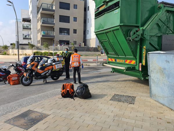 פח מוטמן נפל ממנוף על פועל – מצבו בינוני