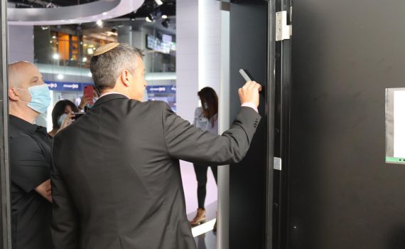 השר יועז הנדל קבע מזוזה באולפן החדש של 'כאן'