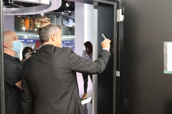 השר יועז הנדל קבע מזוזה באולפן החדש של 'כאן'