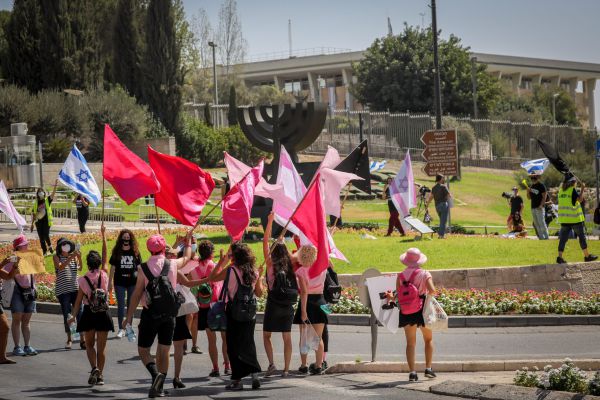 הכנסת אישרה להגביל הפגנות המוניות בזמן הסגר