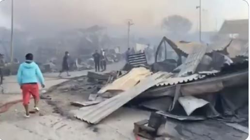 מחנה הפליטים מוריה נשרף: 12,000 איש איבדו קורת גג