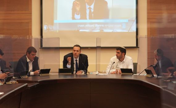 דרמה בכנסת: בתי הכנסת ייסגרו, ההפגנות יימשכו