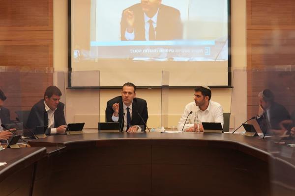 דרמה בכנסת: בתי הכנסת ייסגרו, ההפגנות יימשכו