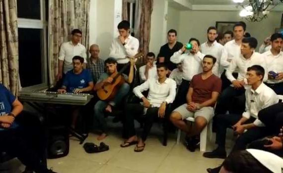 צפו: תלמידי 'שבי חברון' מרימים את מלונית הקורונה