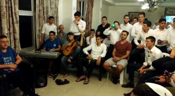 צפו: תלמידי 'שבי חברון' מרימים את מלונית הקורונה