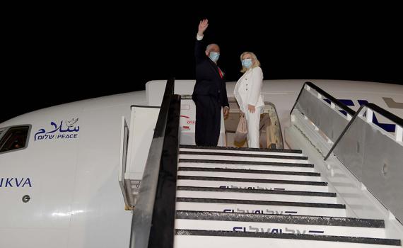 נתניהו חזר לארץ, תומכים ומפגינים קיבלו אותו בנתב"ג