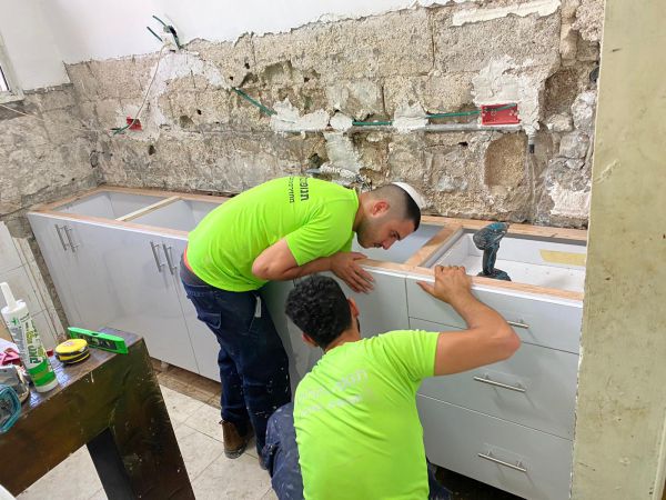 תנו יד: משפצים בתים למשפחות מעוטות יכולת