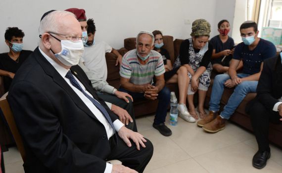 ריבלין בבית הרב אוחיון: "כאבו של העם כולו"