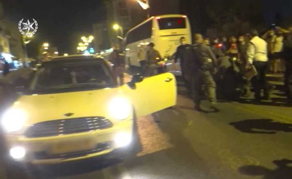 ירושלים: שוטרים עצרו רכב שניסה לדרוס מפגיני בלפור