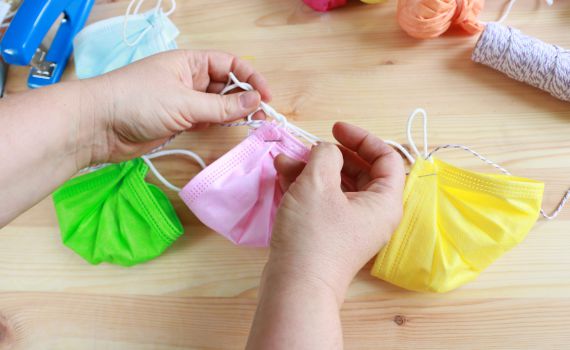 סוכות בצל קורונה: כך תכינו קישוטים לסוכה ממסכות