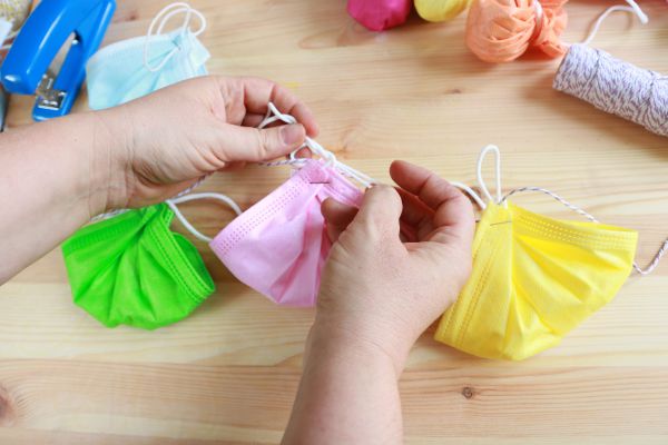 סוכות בצל קורונה: כך תכינו קישוטים לסוכה ממסכות