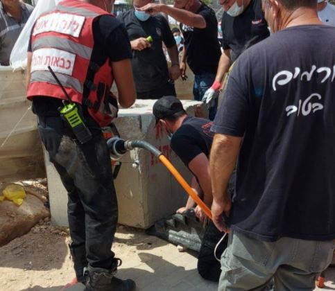 חילוץ דרמטי: ילד בן 7 "נבלע" בתוך בטונדה וחולץ