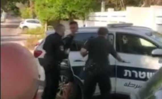 "אל תיגע בי" | תיעוד: רגע המעצר של ערן זהבי. צפו