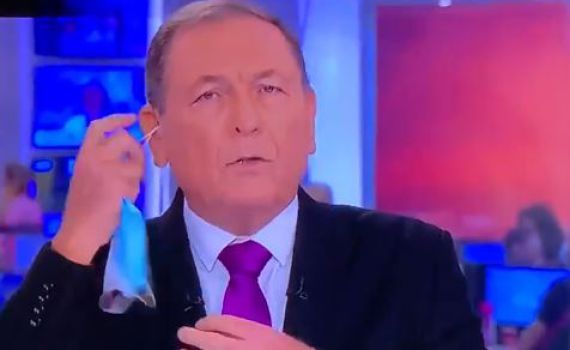 אופס: כשעודד בן עמי ניסה להסיר מסיכה בשידור. צפו