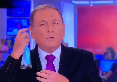 אופס: כשעודד בן עמי ניסה להסיר מסיכה בשידור. צפו