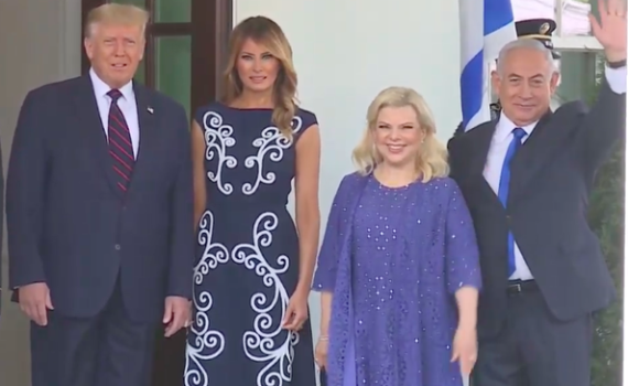 מה לבשה שרה נתניהו לחתימה על הסכם השלום?