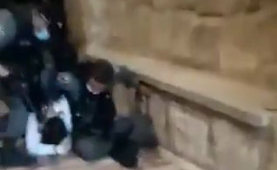 צפו: הגניב שופר להר הבית בתחפושת מוסלמי ונעצר באלימות