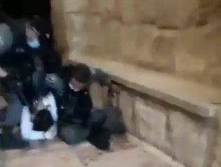 צפו: הגניב שופר להר הבית בתחפושת מוסלמי ונעצר באלימות