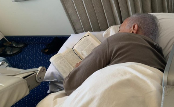 תיעוד חריג: ראש הממשלה נרדם במטוס עם ספר ביד