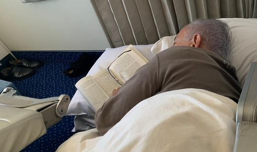 תיעוד חריג: ראש הממשלה נרדם במטוס עם ספר ביד