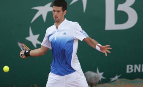 דרמה בארה"ב: ג'וקוביץ' חבט בשופטת והודח. צפו