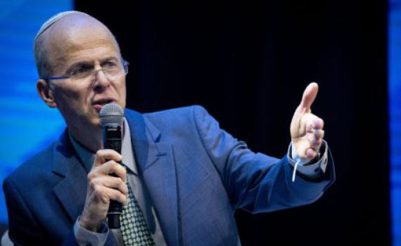 יעלון תקף את עמית סגל וחטף מאביו