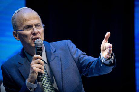 יעלון תקף את עמית סגל וחטף מאביו