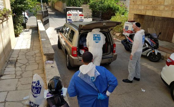 גופת עיתונאי מוכר נמצאה בביתו במצב קשה