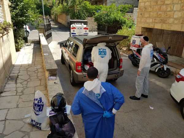 גופת עיתונאי מוכר נמצאה בביתו במצב קשה