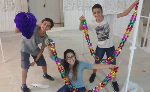 "אחרי כל הזומים משעמם לנו, אז למה שלא נעזור?"